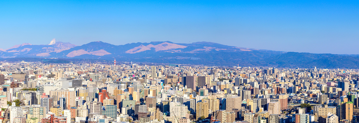 阿蘇山を背景に熊本市を撮影したパノラマ風景